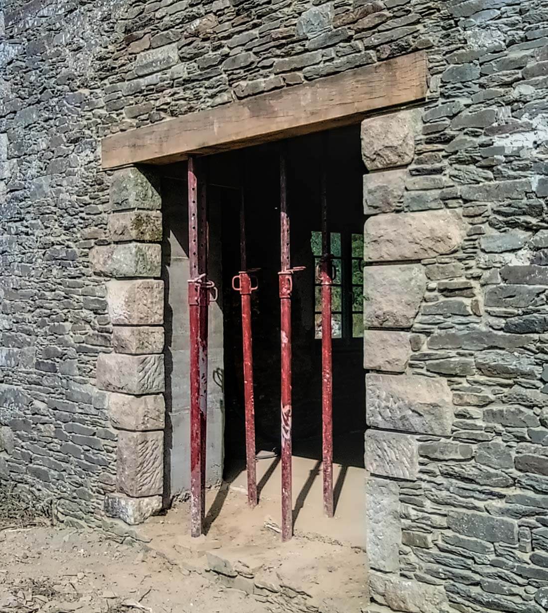 Création d'une ouverture dans une façade de maison en pierre pour mettre une baie vitrée