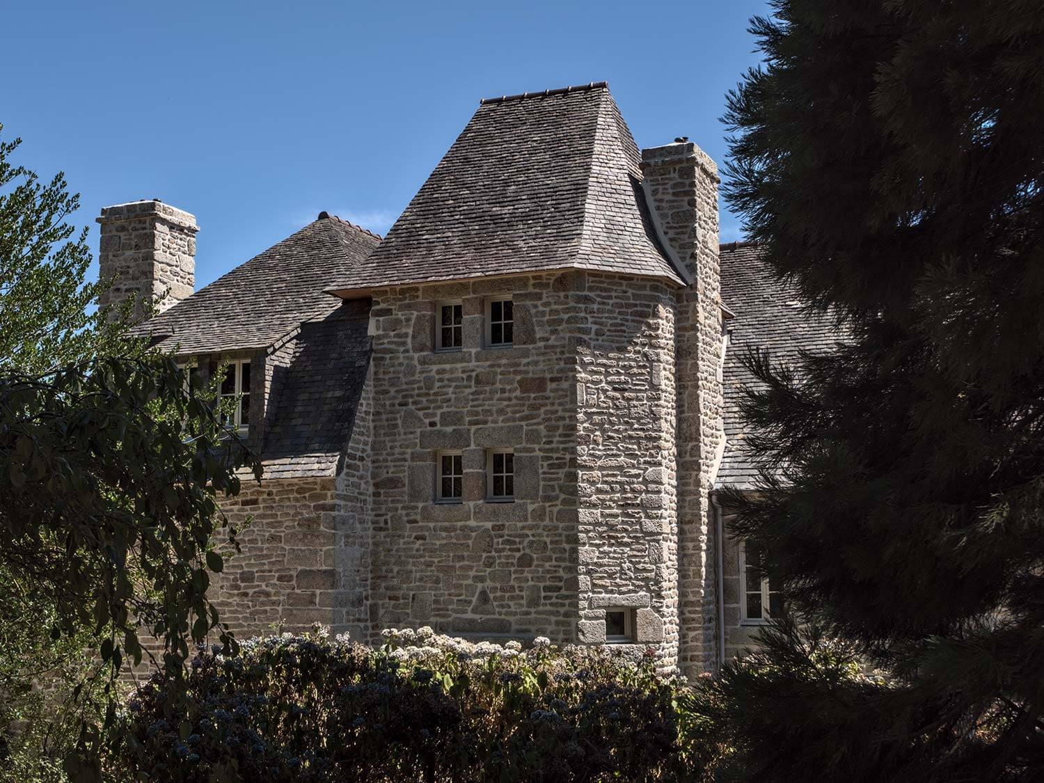 Tour du manoir en pierre rénové par l'entreprise Constructions du Kreiz Breizh